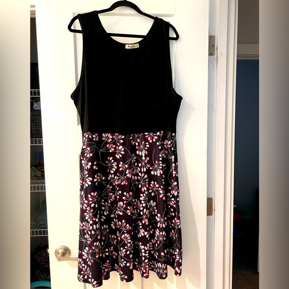 Black and floral dress casual dress. - Picture 1 of 1